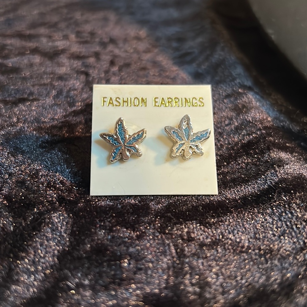 🍓DEADSTOCK VINTAGE MARY JANE STUD EARRINGS